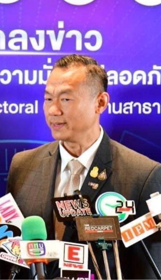 พล.อ.ต.อมร  ชมเชย